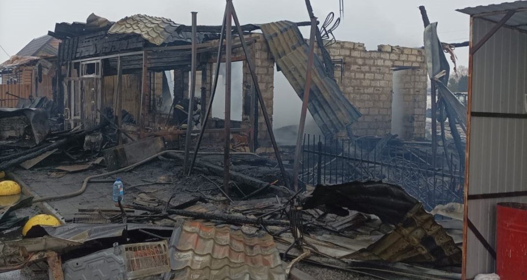 Один человек погиб после пожара в придорожном кафе под Новосибирском