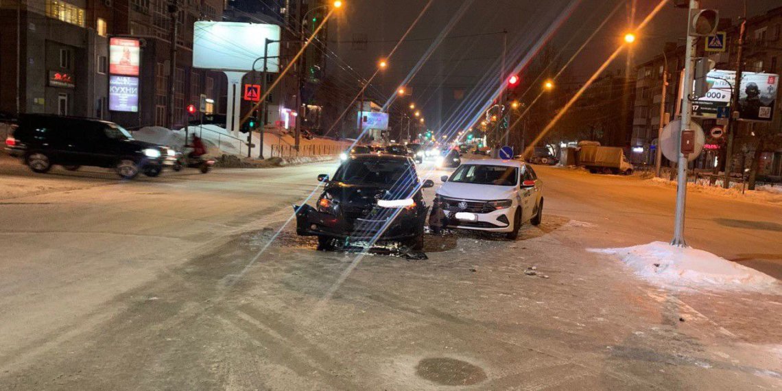 В Новосибирске в ДТП с такси пострадал 2-летний мальчик