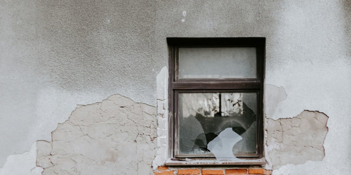 Пенсионерка живет в полусгоревшем доме без воды и тепла под Новосибирском