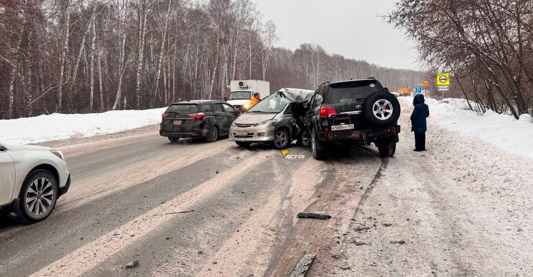 Пять человек пострадали при столкновении легковушек в Новосибирске