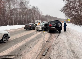 Пять человек пострадали при столкновении легковушек в Новосибирске