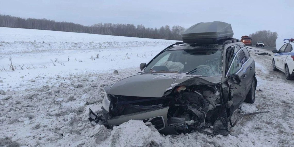 Водитель легковушки заснул за рулем и столкнулся со встречным автомобилем под Новосибирском