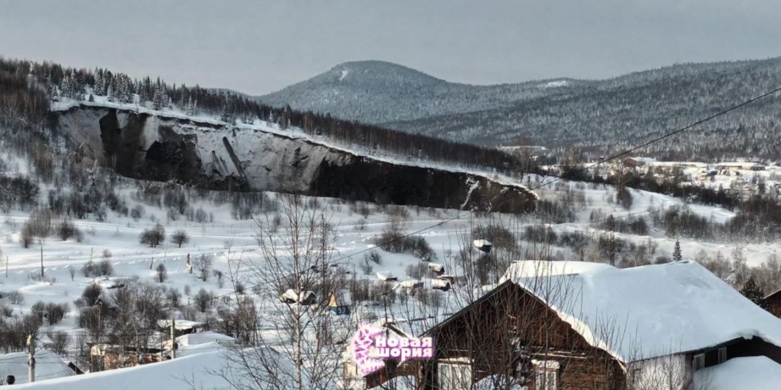 Еще одна гигантская яма образовалась недалеко от поселка Шерегеш