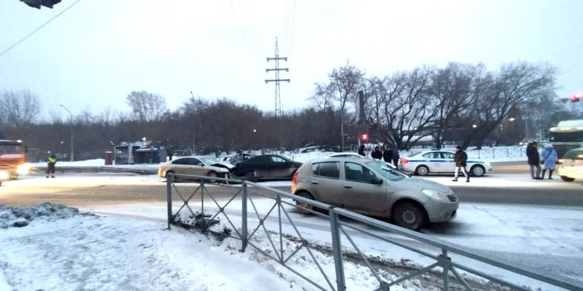 Два человека пострадали в массовом ДТП в Новосибирске