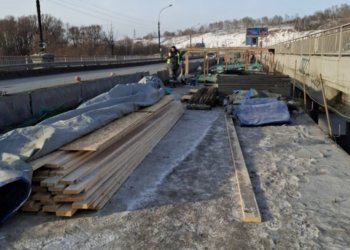 Ремонт моста через реку Иня возобновили в Новосибирске