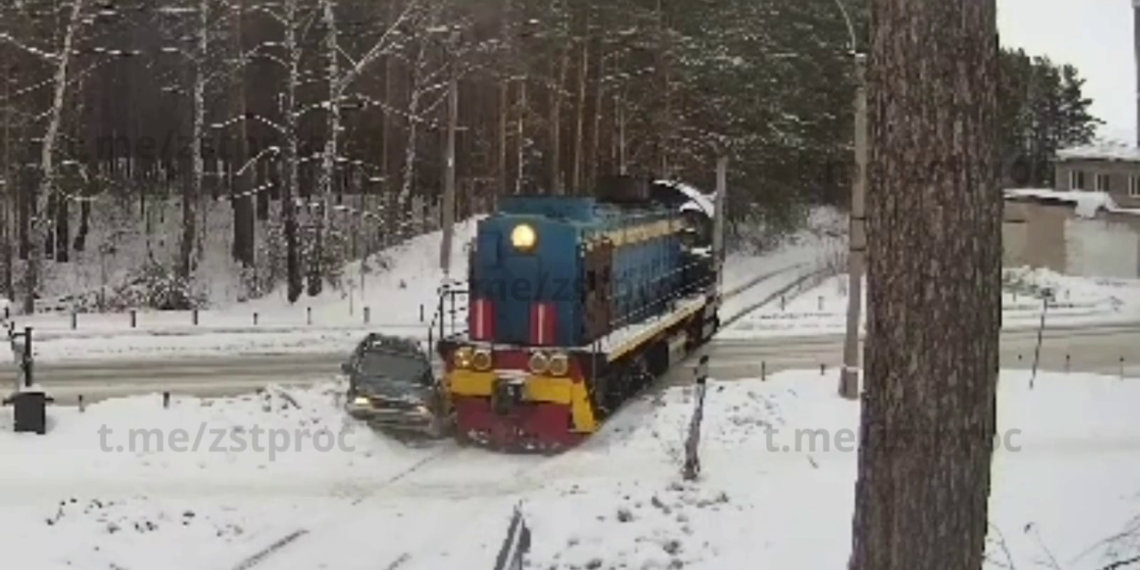 Поезд сбил легковую иномарку в новосибирском Академгородке