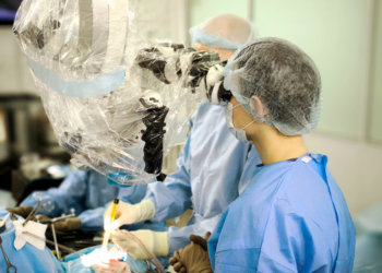 Аромат порошка как предвестник беды: новосибирские врачи спасли медсестру от опухоли мозга