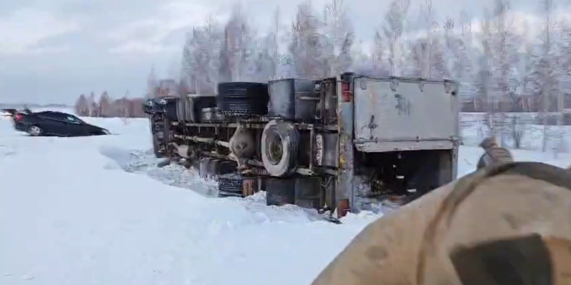 Ещё три грузовика и пара легковушек вылетели в кювет на трассе под Новосибирском