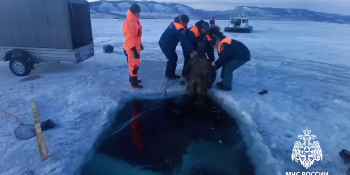 Два рыбака провалились под лед на машине на Байкале, оба погибли
