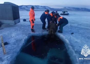 Два рыбака провалились под лед на машине на Байкале, оба погибли