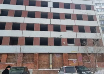 В Новосибирске почти за 100 млн рублей продают недостроенный корпус поликлиники