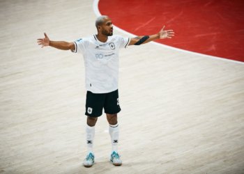 Расизм на трибунах: бразильский футболист покинул матч в Новосибирске