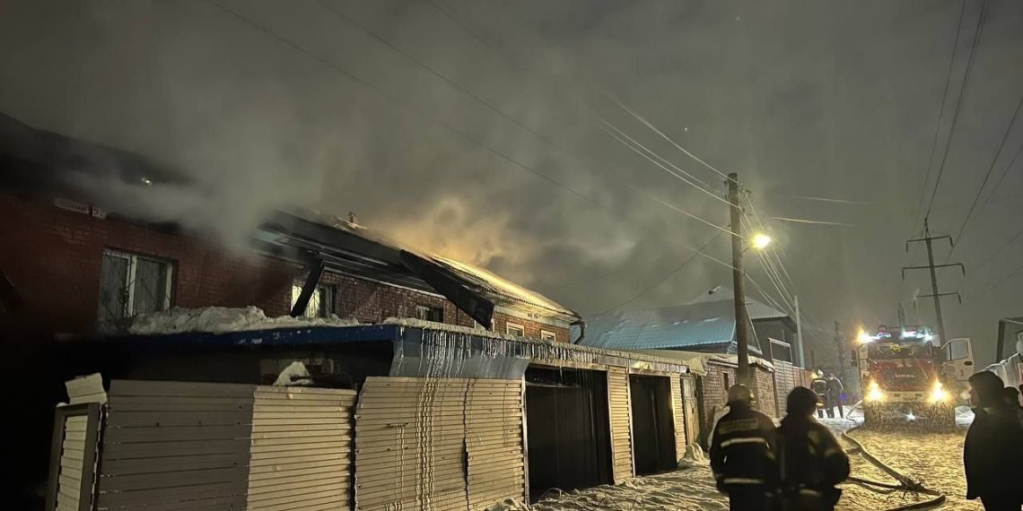 В Октябрьском районе Новосибирска сгорел частный дом