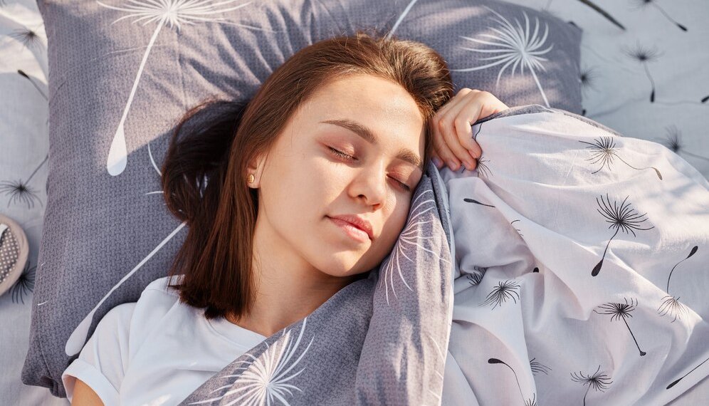 Как правильно спать, чтобы похудеть — рассказала эндокринолог