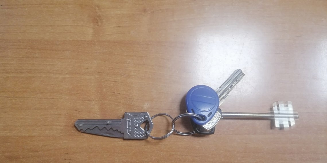 Пронести лезвие на связке ключей в здание суда решил житель Новосибирска
