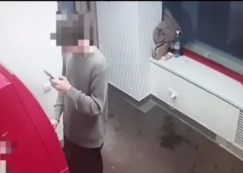 Разбой в банке: двое мужчин похитили полмиллиона рублей у парня в Новосибирске