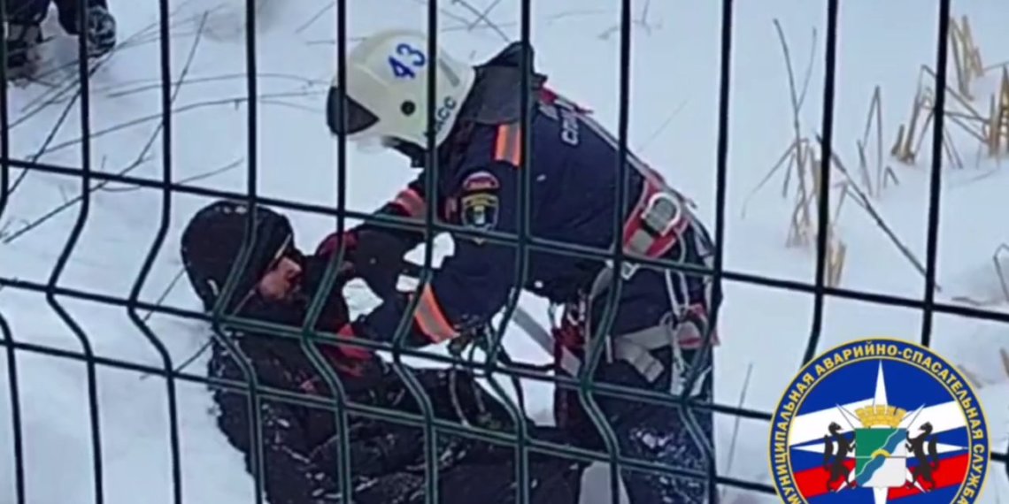 Новосибирские спасатели вызволили мужчину из оврага