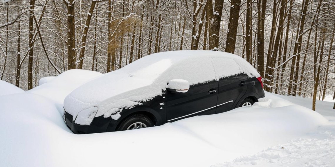 В Новосибирске водитель на пять часов увяз в сугробах