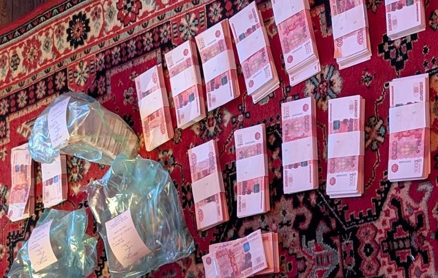 Трое новосибирцев вымогали деньги у руководителя крупного завода