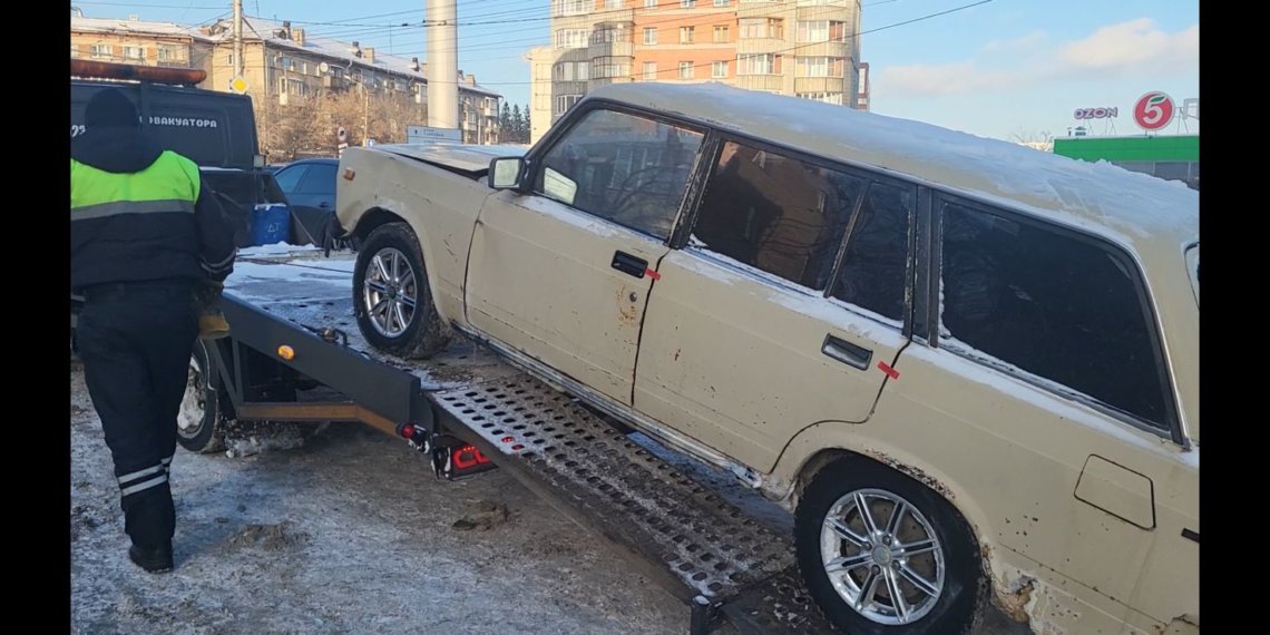 В Новосибирске у нелегалов изъяли автомобиль с товарами