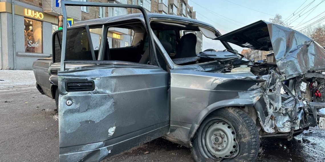 Подросток на «Жигулях» въехал в автобус на полной скорости — видео