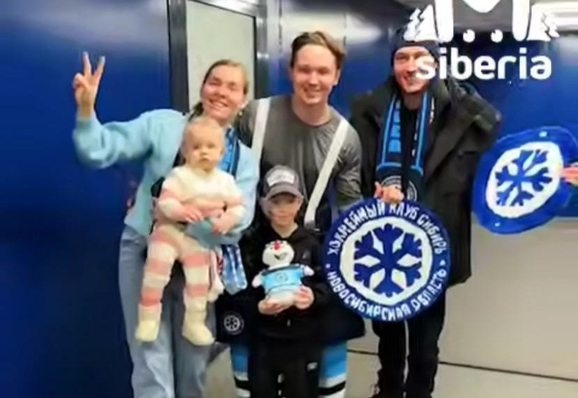 Юный болельщик своими руками сделал коврик с логотипом ХК «Сибирь» и подарил его вратарю