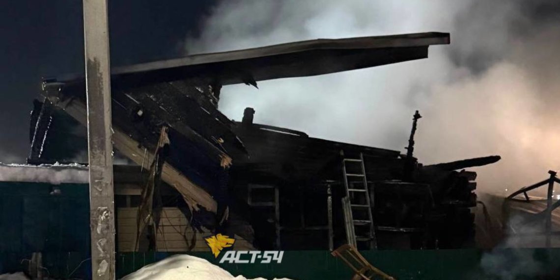 Дом и три автомобиля уничтожил пожар в Первомайском районе Новосибирска — видео