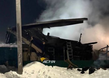 Дом и три автомобиля уничтожил пожар в Первомайском районе Новосибирска — видео