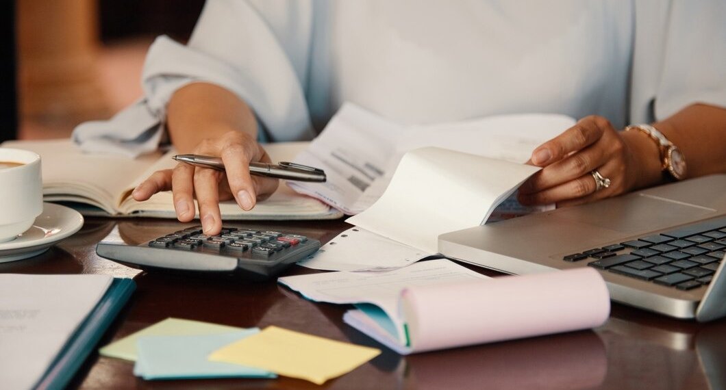 Новосибирцам напомнили о налоге на бани и сараи в 2025 году