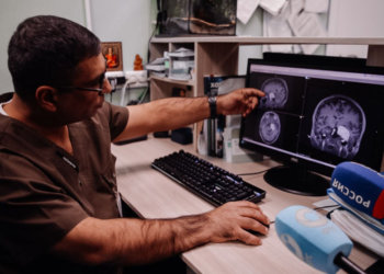 Большую опухоль мозга удалили пациентке новосибирские врачи