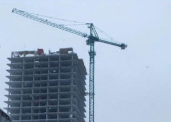 Падения 30-летнего башенного крана опасаются новосибирцы