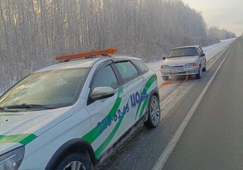 Из сломанной машины под Новосибирском спасли замерзающих людей