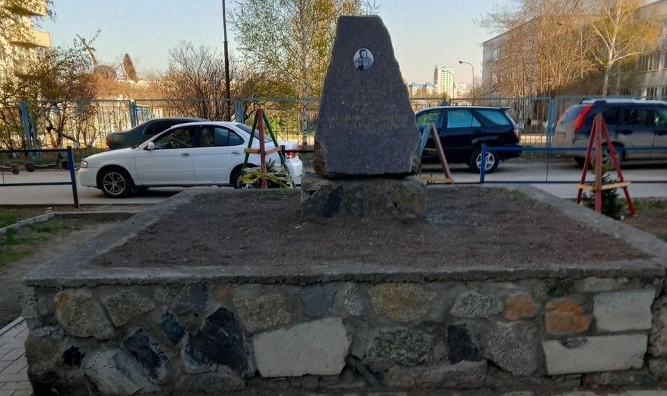 Закладной камень памятника Высоцкому украли посреди бела дня в Новосибирске