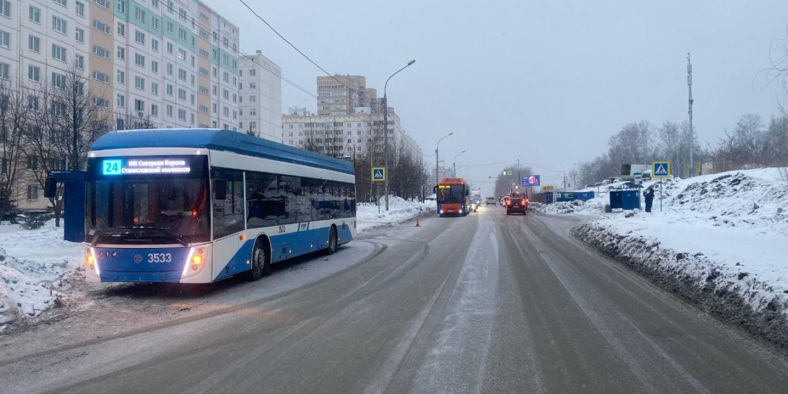 Троллейбус №24 снес первоклассницу в Новосибирске