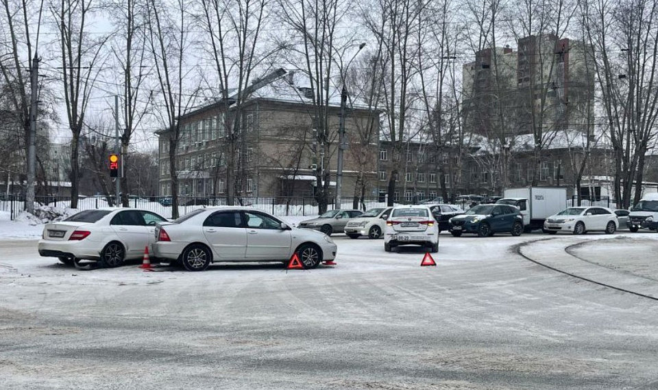 Ребенок пострадал в результате столкновения трех автомобилей в Новосибирске