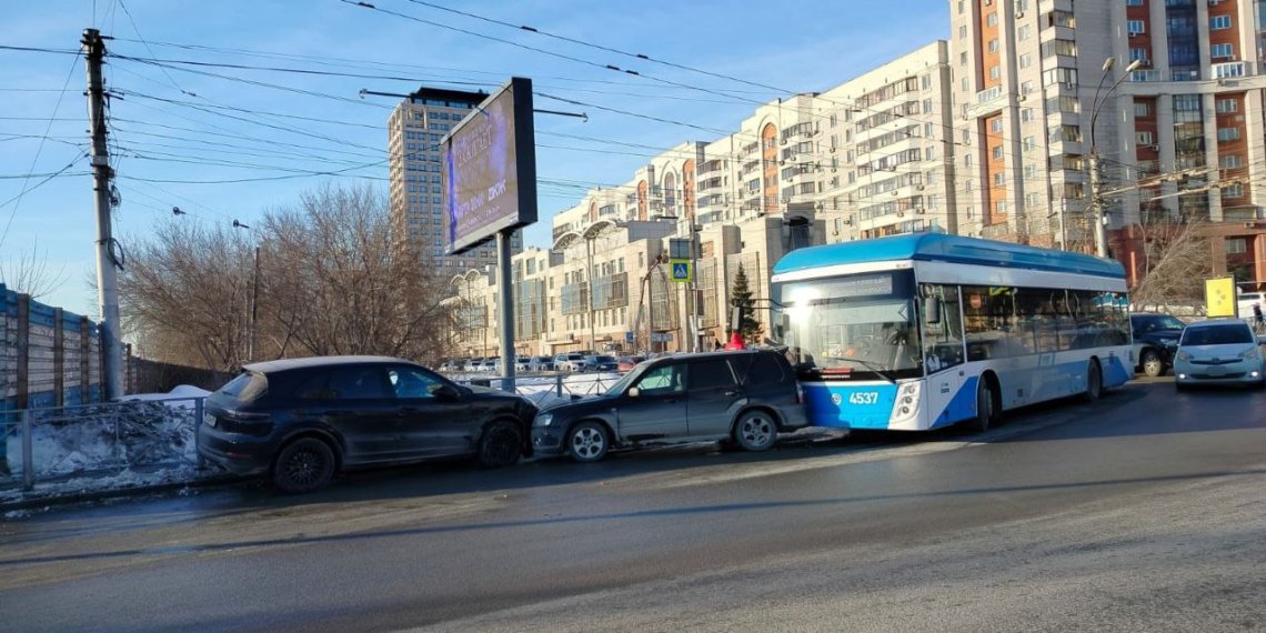 ДТП класса «люкс» с троллейбусом произошло в Новосибирске
