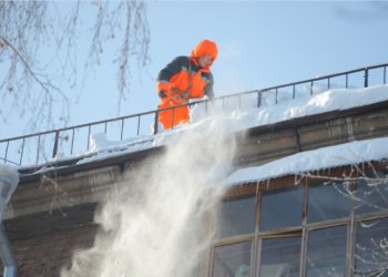 Мэр Новосибирска потребовал усилить контроль за очисткой крыш от снега и наледи