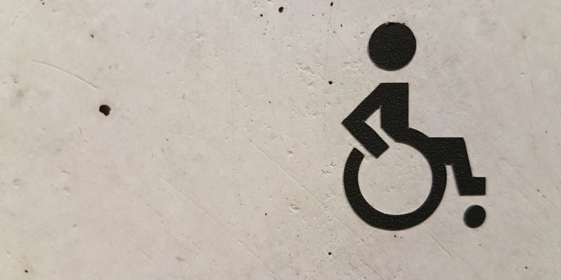 Новосибирская уборщица толкнула ребенка-инвалида и привлекла внимание СК