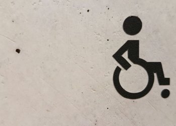 Новосибирская уборщица толкнула ребенка-инвалида и привлекла внимание СК