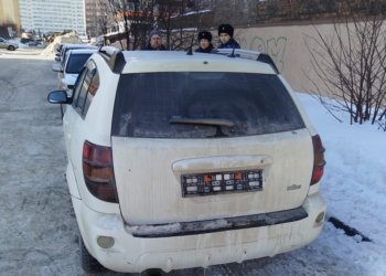 В Новосибирске приставы увезли машину должницы на эвакуаторе