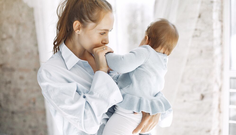 Грудное вскармливание в общественных местах разрешат в России