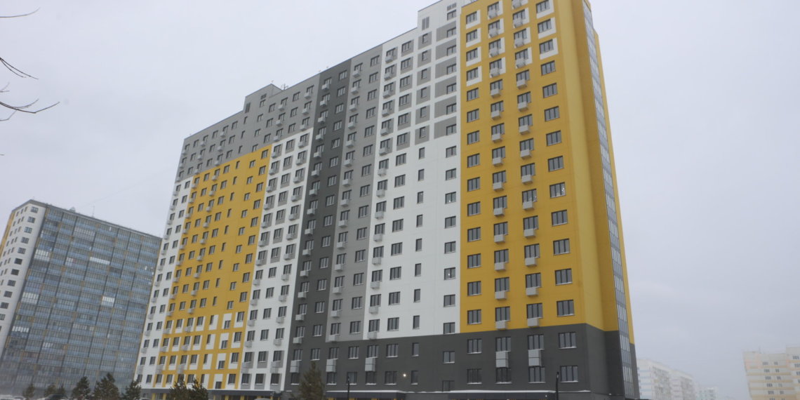 Новосёлам вручил ключи от новых квартир мэр Новосибирска