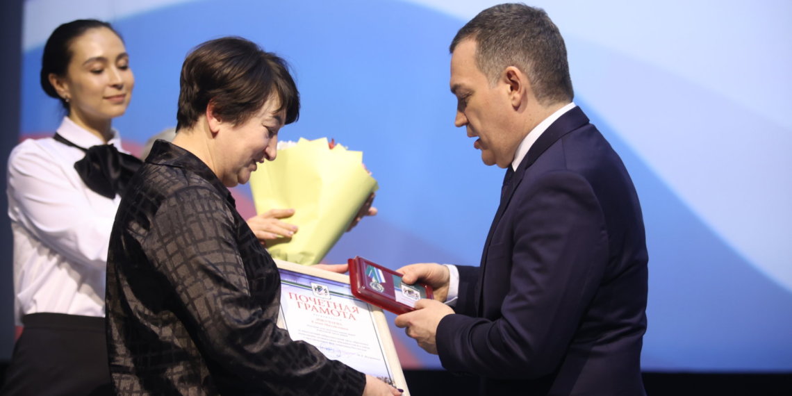 Максим Кудрявцев наградил 15 новосибирцев за содействие СВО