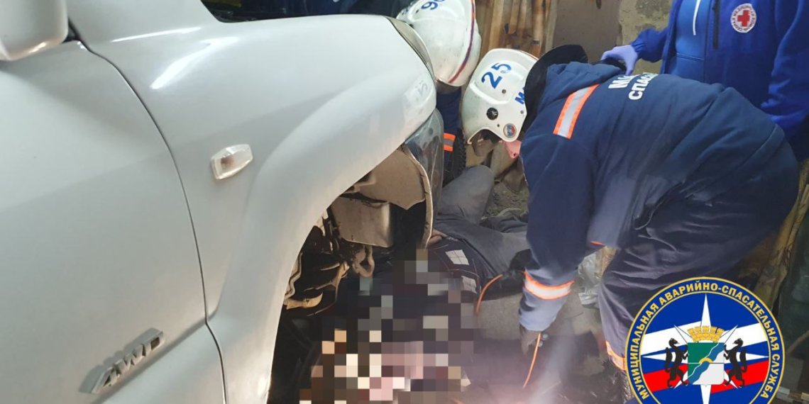 Легковушка насмерть придавила мужчину во время ремонта в Новосибирске