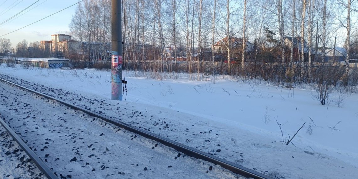 Школьника в наушниках насмерть сбил поезд в Сибири