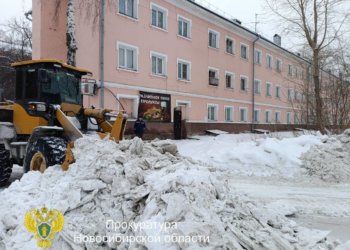 За сутки ликвидировали снежные завалы в Новосибирске после вмешательства прокуратуры