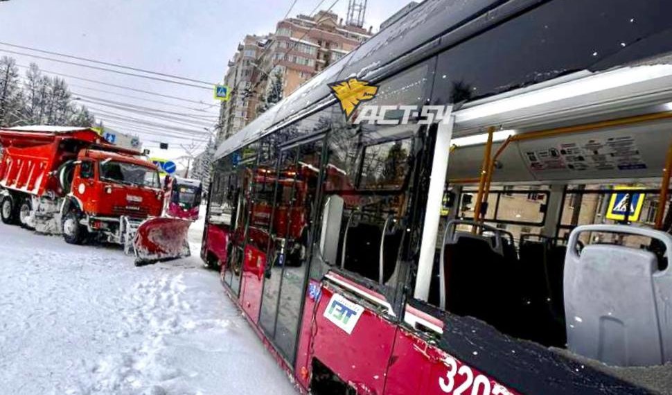 Снегоуборщик врезался в трамвай в Новосибирске