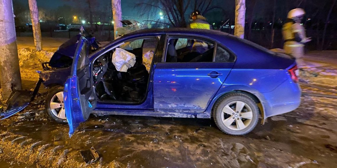 В Новосибирске водитель «Шкоды» погиб при столкновении со столбом