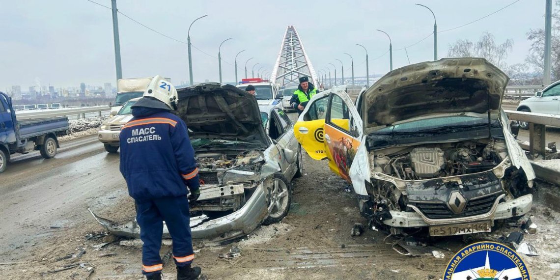 Легковушки лоб в лоб столкнулись на Бугринском мосту в Новосибирске