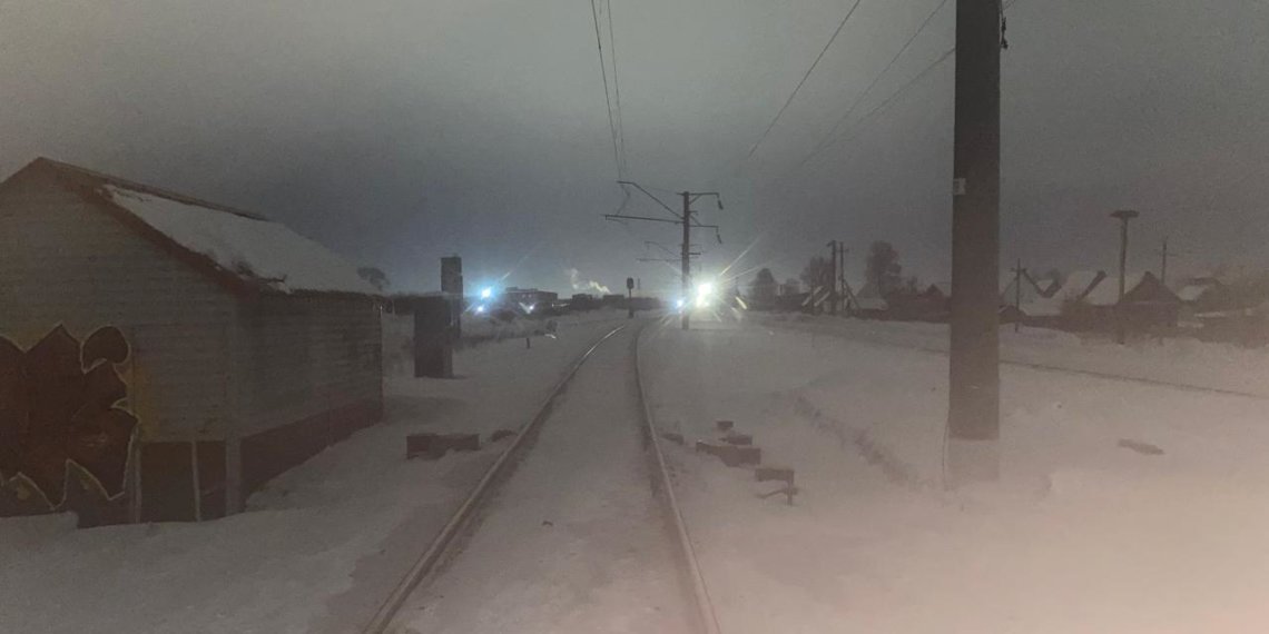 На железной дороге под Новосибирском сбили мужчину, личность которого устанавливается